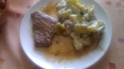Steak se smetanovými bramborami